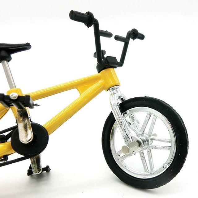 18 Pcs Mini Finger Scooter Bike Fingerboard Skateboard Two Wheels Toys Set Gift
