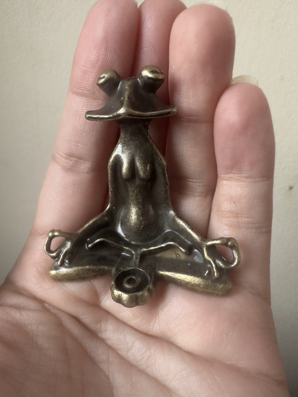 Elegant Metal Frog Incense Holder - Meditation & Yoga Decor for Desk or Altar
