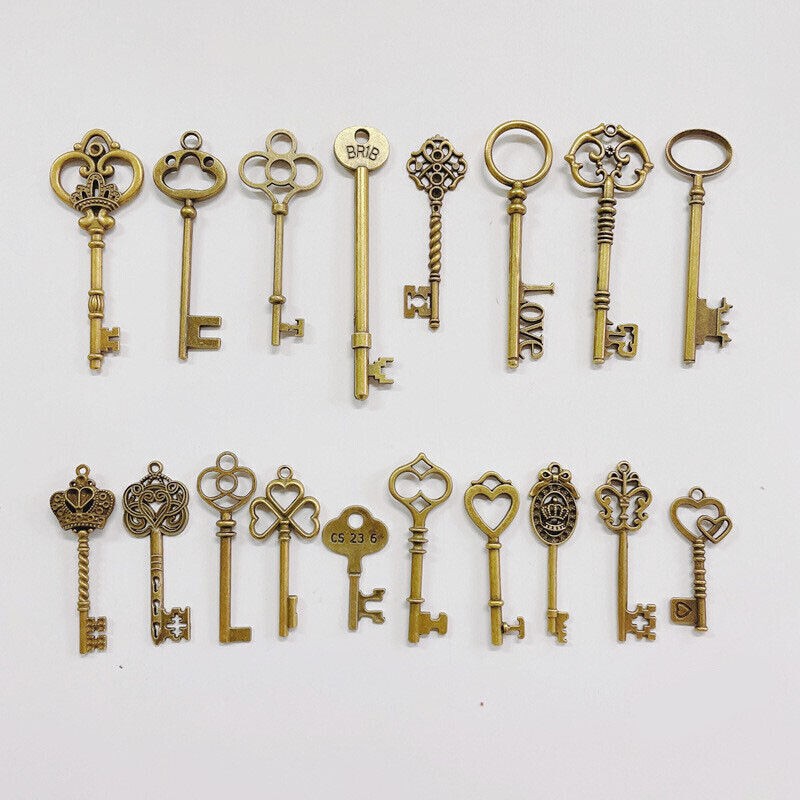 18x BIG Large Antique Vintage old Brass Skeleton Keys Lot Cabinet Barrel Lock