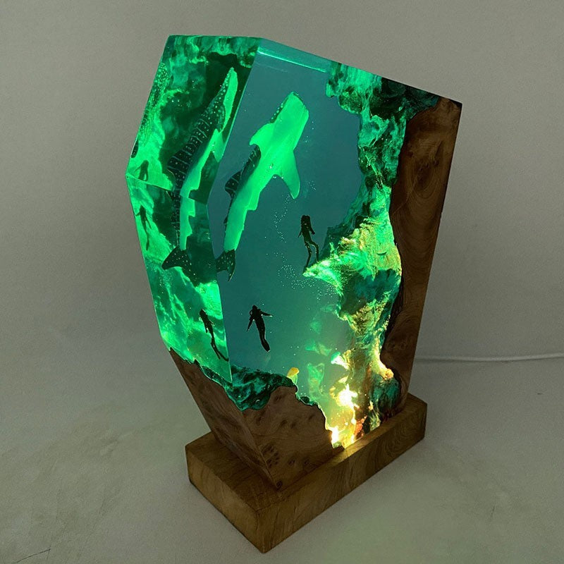 10 ′′ Whale Shark and Diver-Night Light Epoxy Resin Lamp Wood Base Home Decor