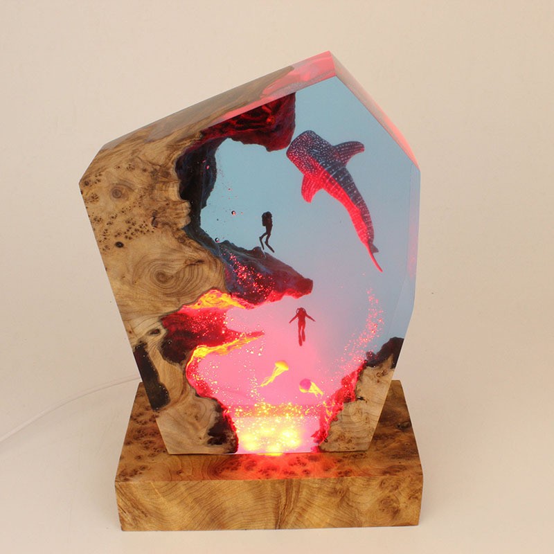 10 ′′ Whale Shark and Diver-Night Light Epoxy Resin Lamp Wood Base Home Decor