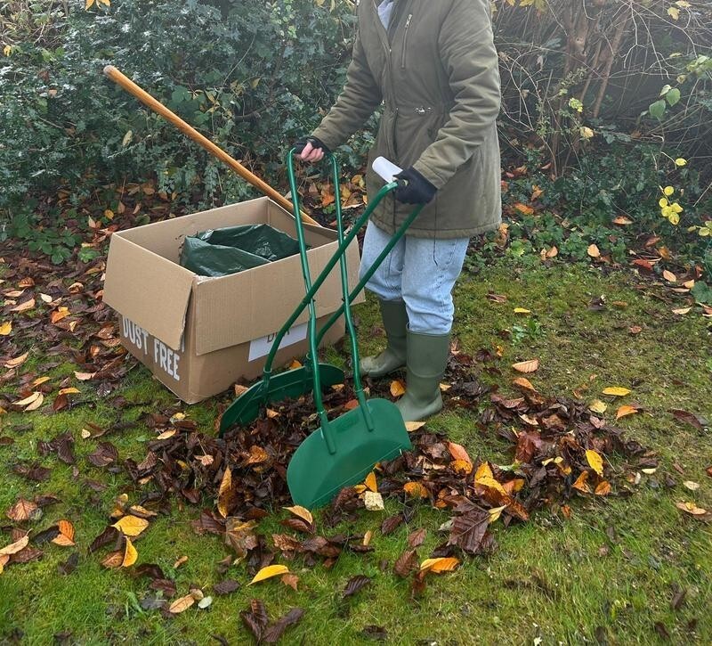 Long Handled Leaf Grabber Debris Collecting Rake Garden Leaves Collecting Scoops