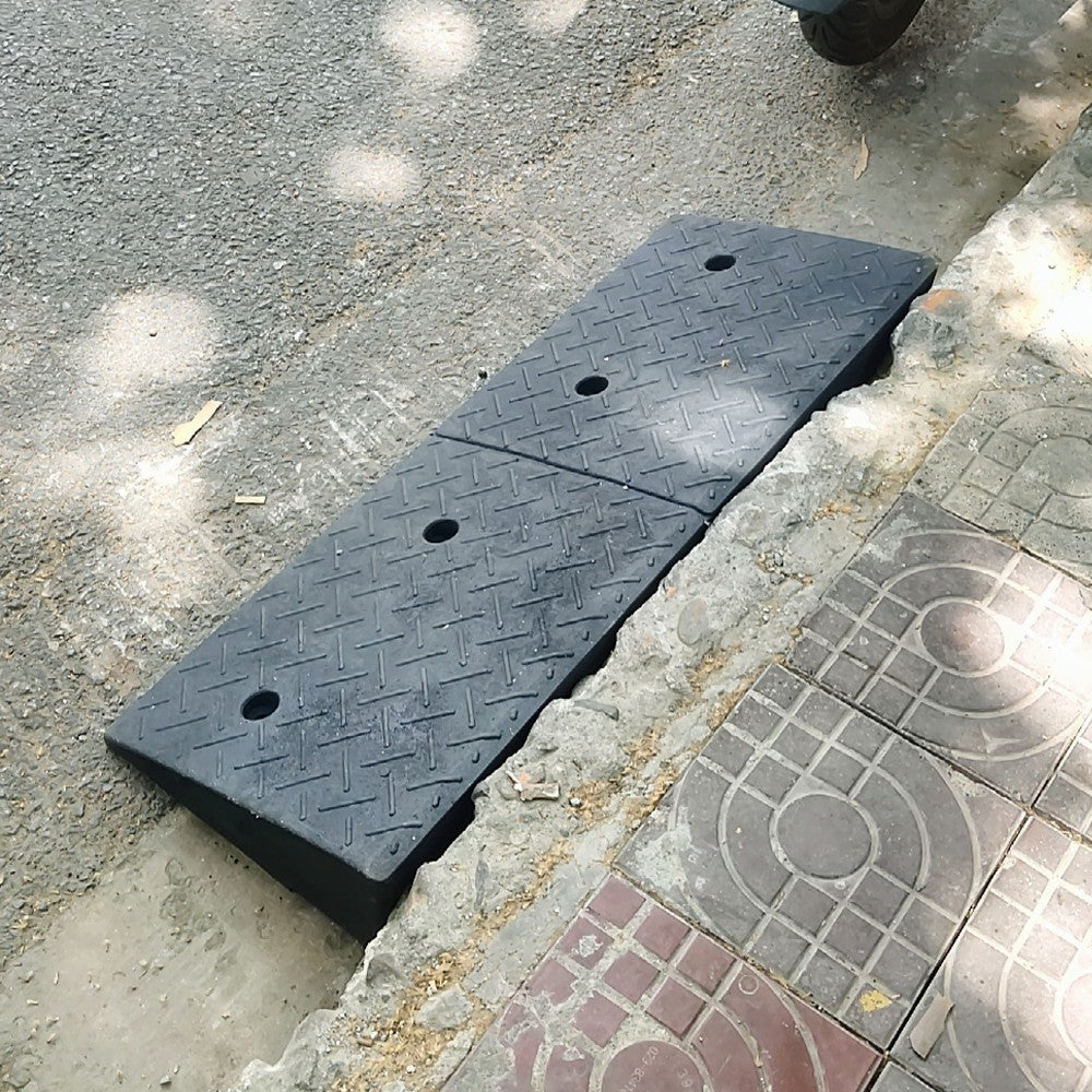 2PCS Durable Plastic Curb Ramps - Anti-Slip Access for Wheelchairs & Motorcycles