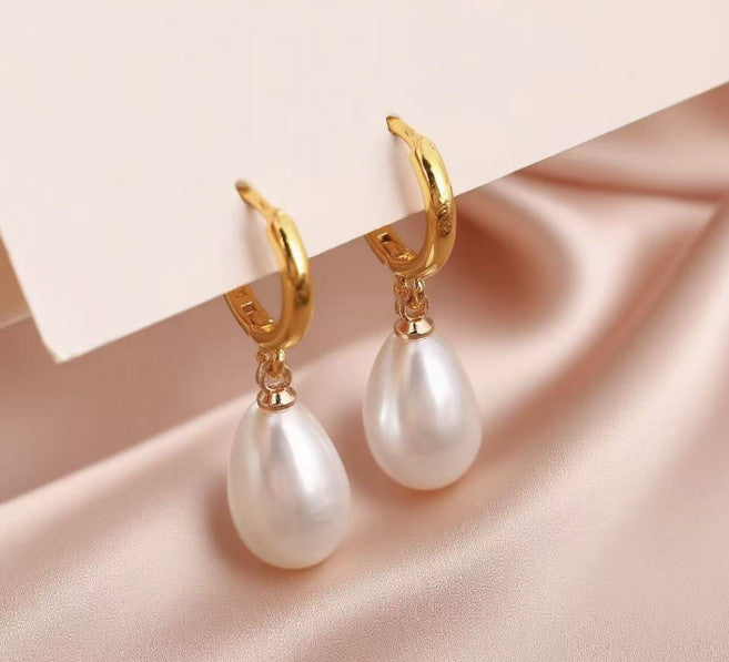 Luxurious wind Water Drop White Pearl Earrings Yellow Leverback